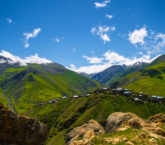 Село Хыналыг находится в труднодоступном районе на северном склоне Главного Кавказского хребта