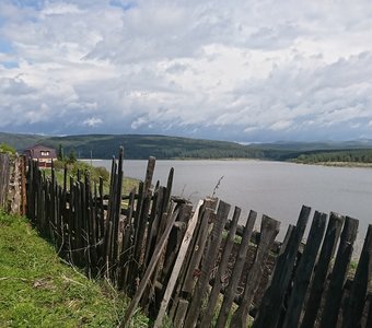 Тропинка, ведущая на пойменные пастбища, посёлок Тирлян.