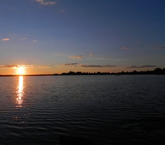 Закат на озере Вещ