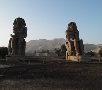 Гигантские статуи в Лухсоре