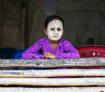 Девочка в лагере беженцев из Бирмы