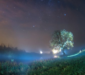 Туманная звездная ночь на реке.