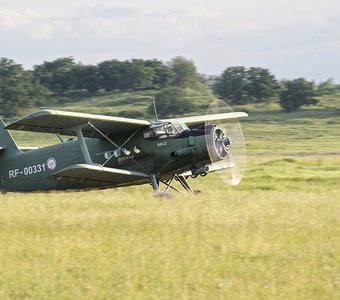 АН-2 на посадочной полосе