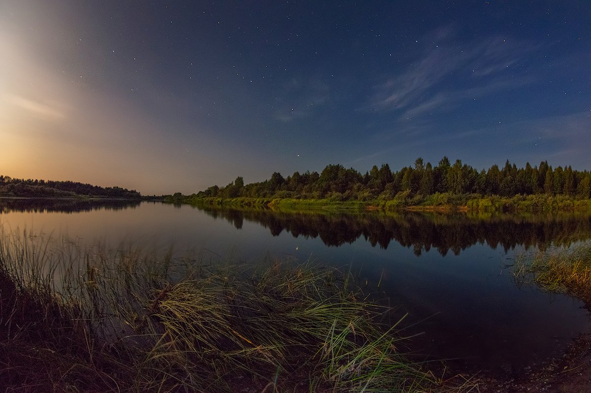 Ночная река слова. Ночь на реке Мологе. Картина ночь на реке Мологе. Каменев ночь на реке Мологе. Днепр река ночью звезды фото.