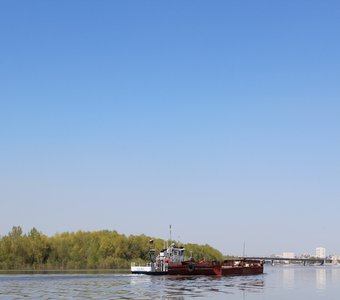 Буксир с баржей на реке Иртыш