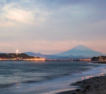 Остров Эносима и вулкан Фудзияма.