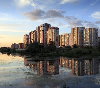 Новый жилой микрорайон на берегу реки Пехорка. Город Балашиха.