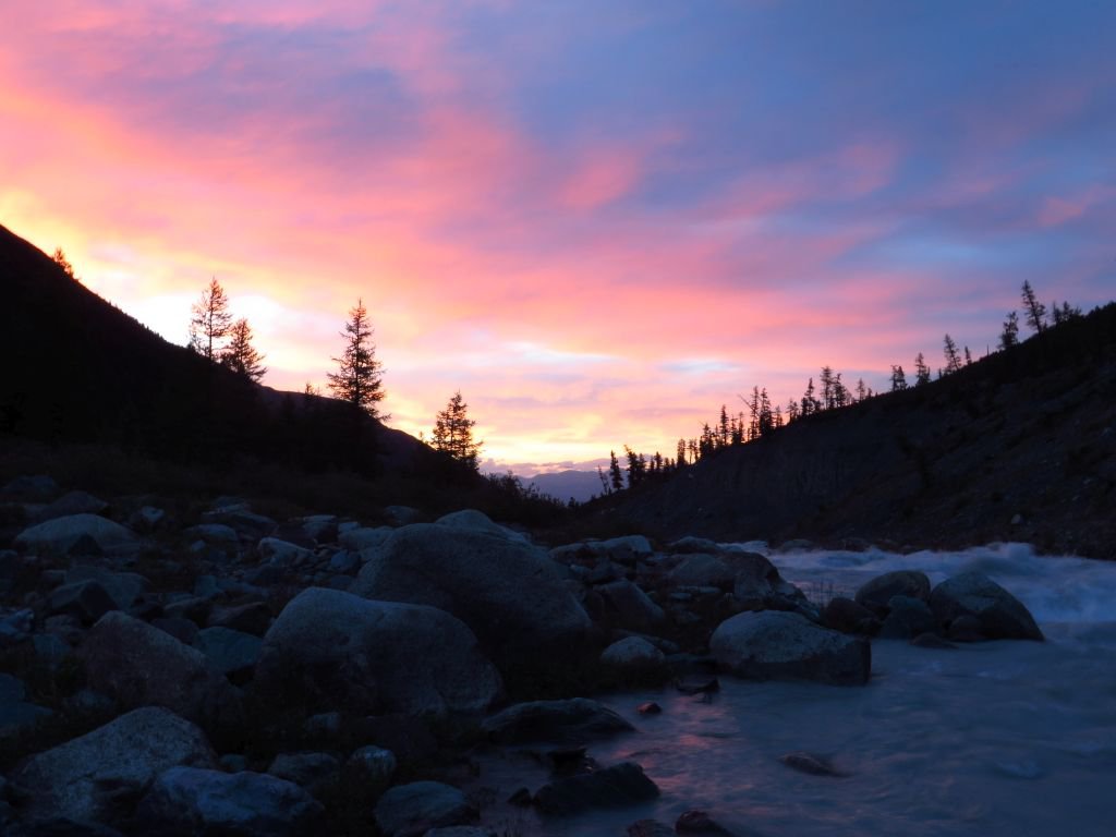 А солнышка за горами не видно...