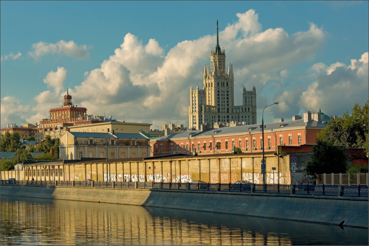 Вечером по Озерковской набережной