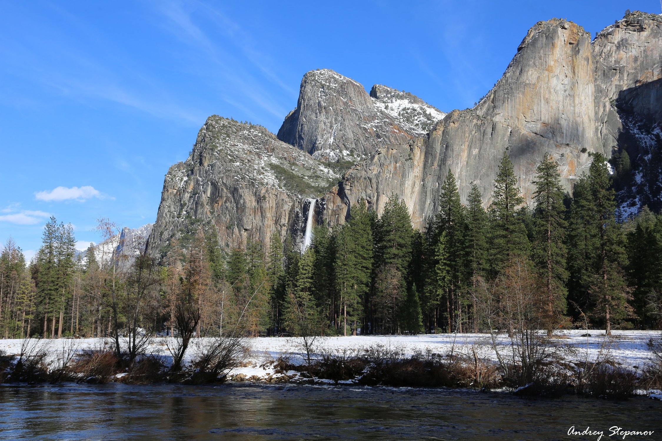 Вид на водопад Bridalveil. Yosemite Valley