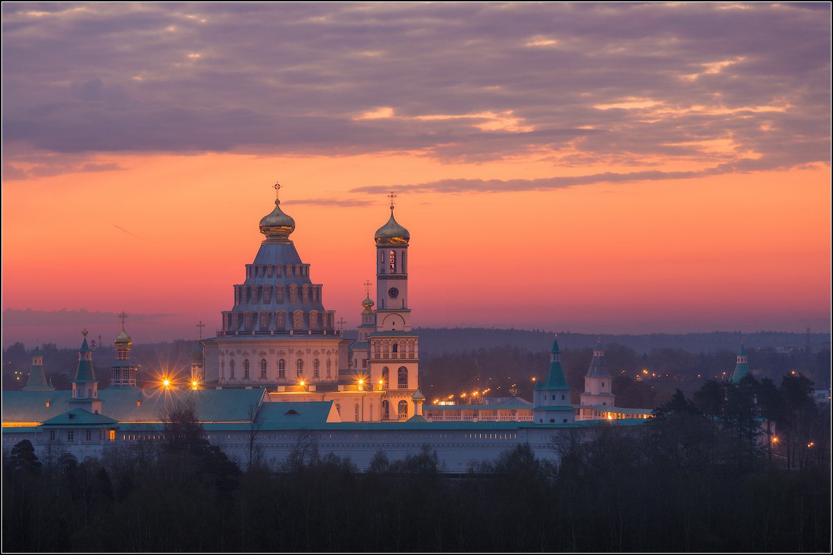 Город истра московская область. Истринский храм новый Иерусалим вечер. Новоиерусалимский монастырь на рассвете. Новый Иерусалим Истра вечером. Новоиерусалимский монастырь закат.