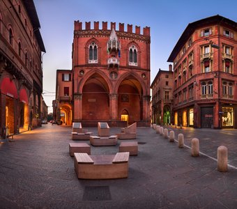 Piazza della Mercanzia in Bologna