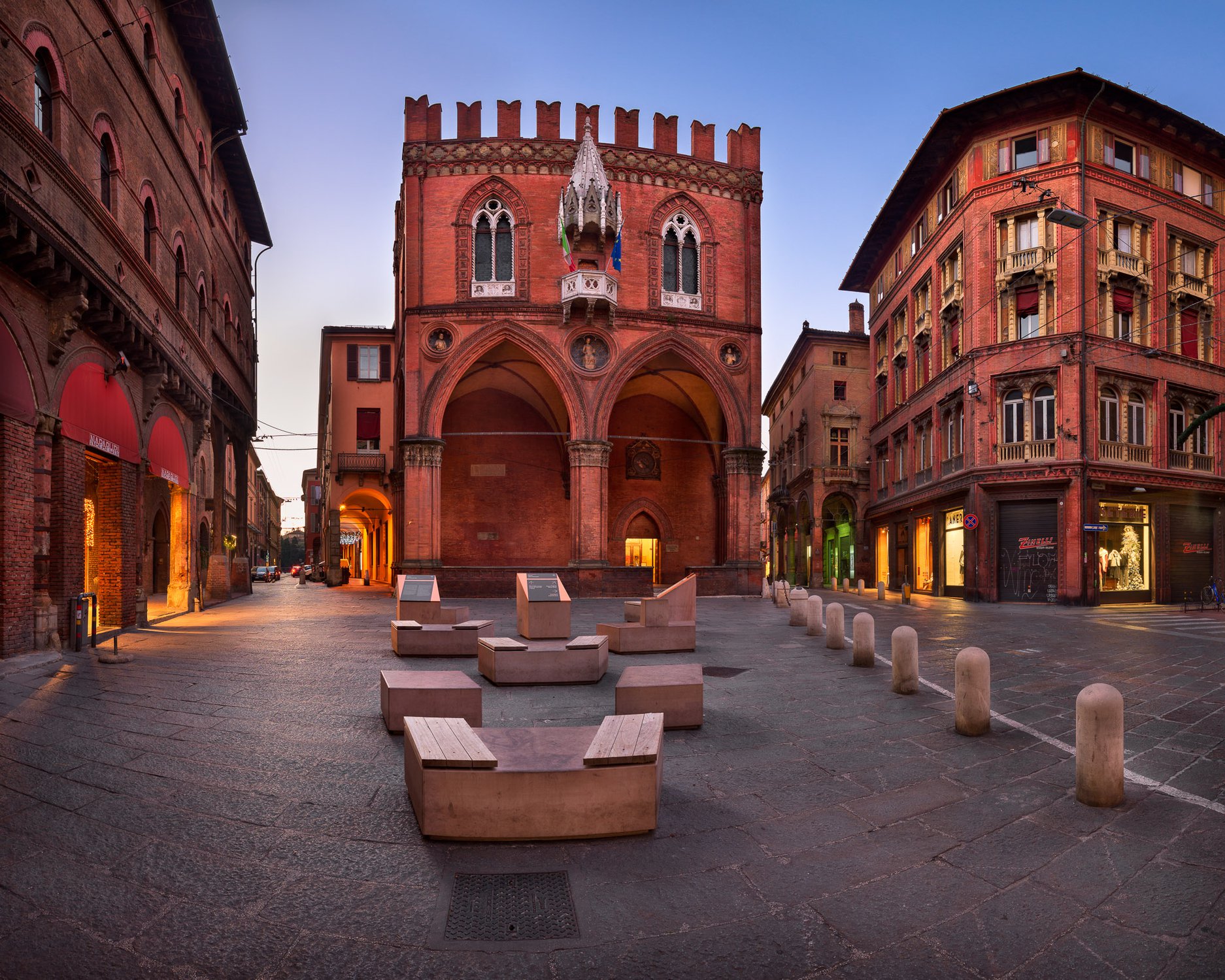 Piazza della Mercanzia in Bologna