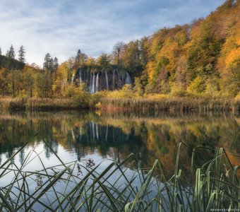 Хорватия. Плитвицкие озера у водопада Galovac осенью
