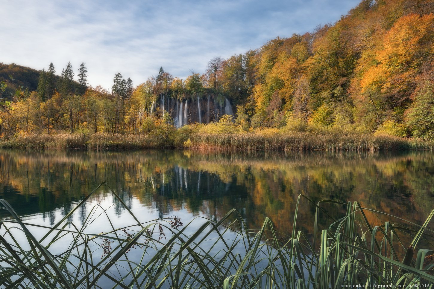 Хорватия. Плитвицкие озера у водопада Galovac осенью