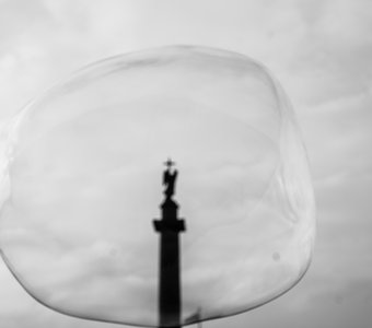 Мыльный пузырь на дворцовой площади
