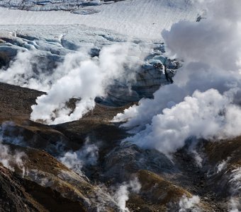 Вулканическая активность на Мутновском вулкане, Камчатка