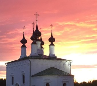 Суздаль - полыхание яркими красками заката.