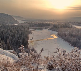 Белое утро над Сибирской рекой Киренга