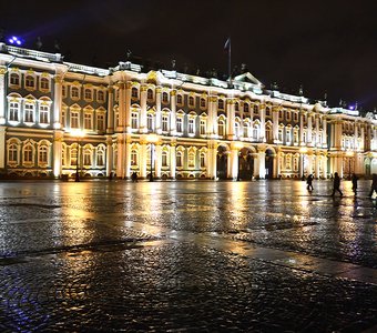 Зимний Дворец ночью.