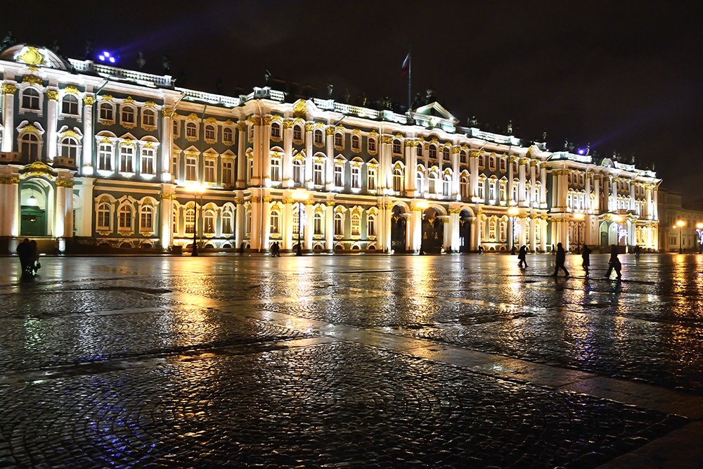 Зимний Дворец ночью.