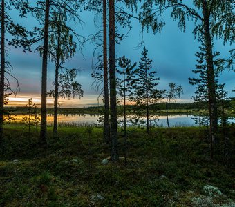 Суоярвский район Карелии. Последние теплые вечера августа на берегу лесного озера.