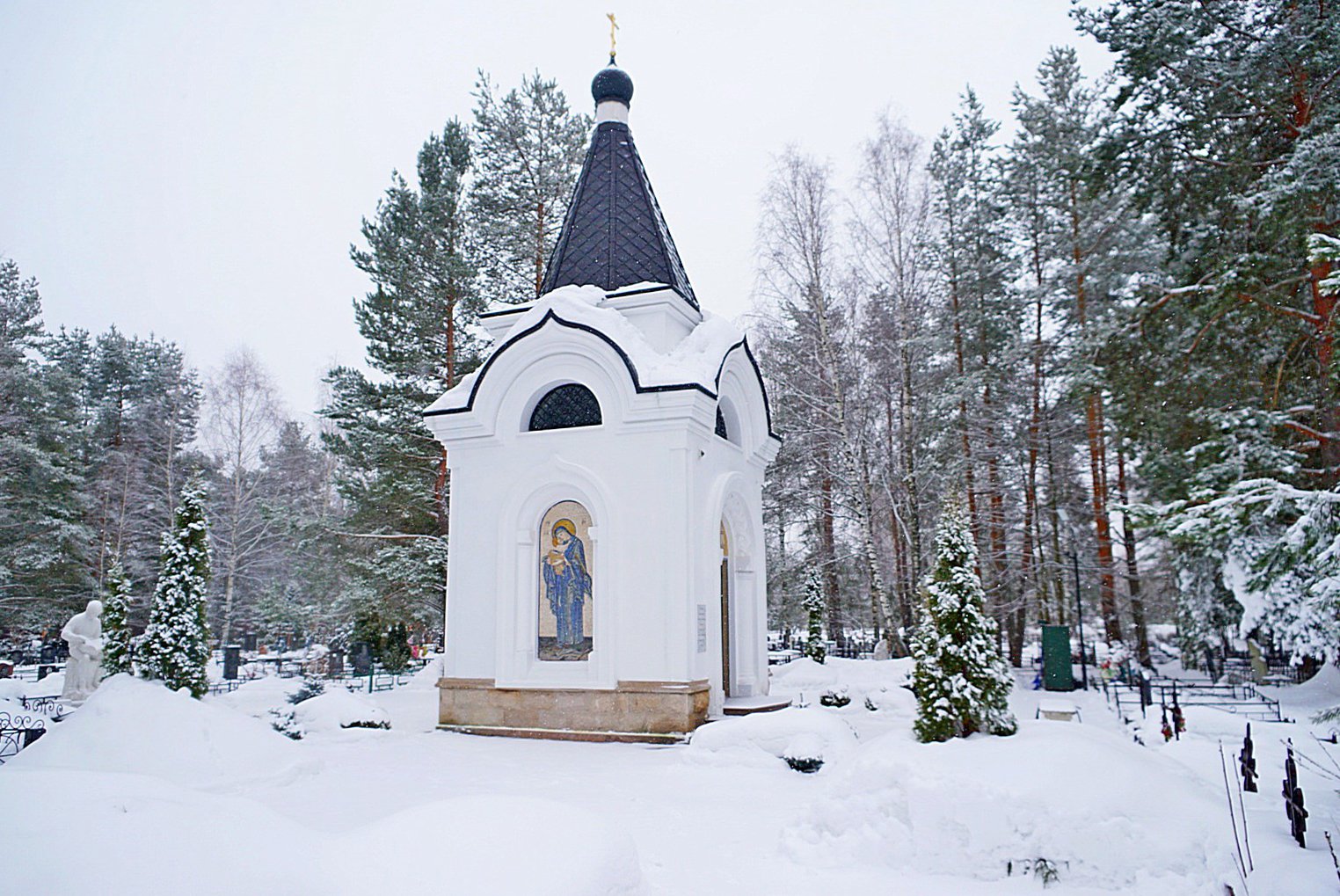 «Часовня Преподобного Сергия Радонежского. В память о Сергее Ускове и всех безвременно ушедших детях. 11.04.2010».