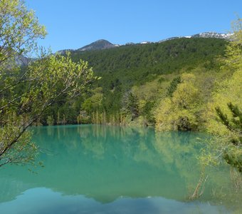Горное озеро весной