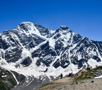 Вид с горы Чегет на гору Донгуз-Орун