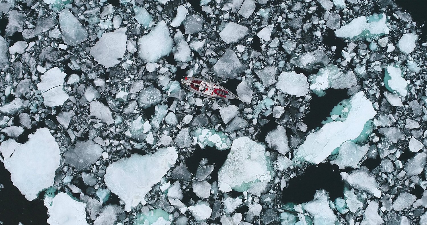 Экспедицонная яхта Alter Ego во льдах Арктики.