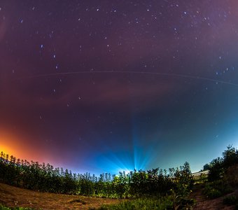 Пролетающая МКС, Большая Медведица, горящее вдалеке поле и соседский фонарь