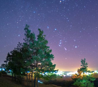 Зимние созвездия Орион и Плеяды на ночном небе.