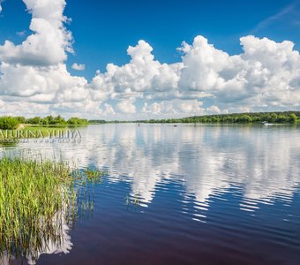 Облака на небе и в воде