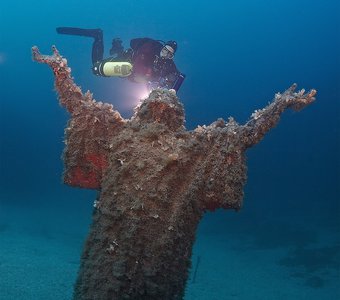 Underwater statue of Jesus Christ.