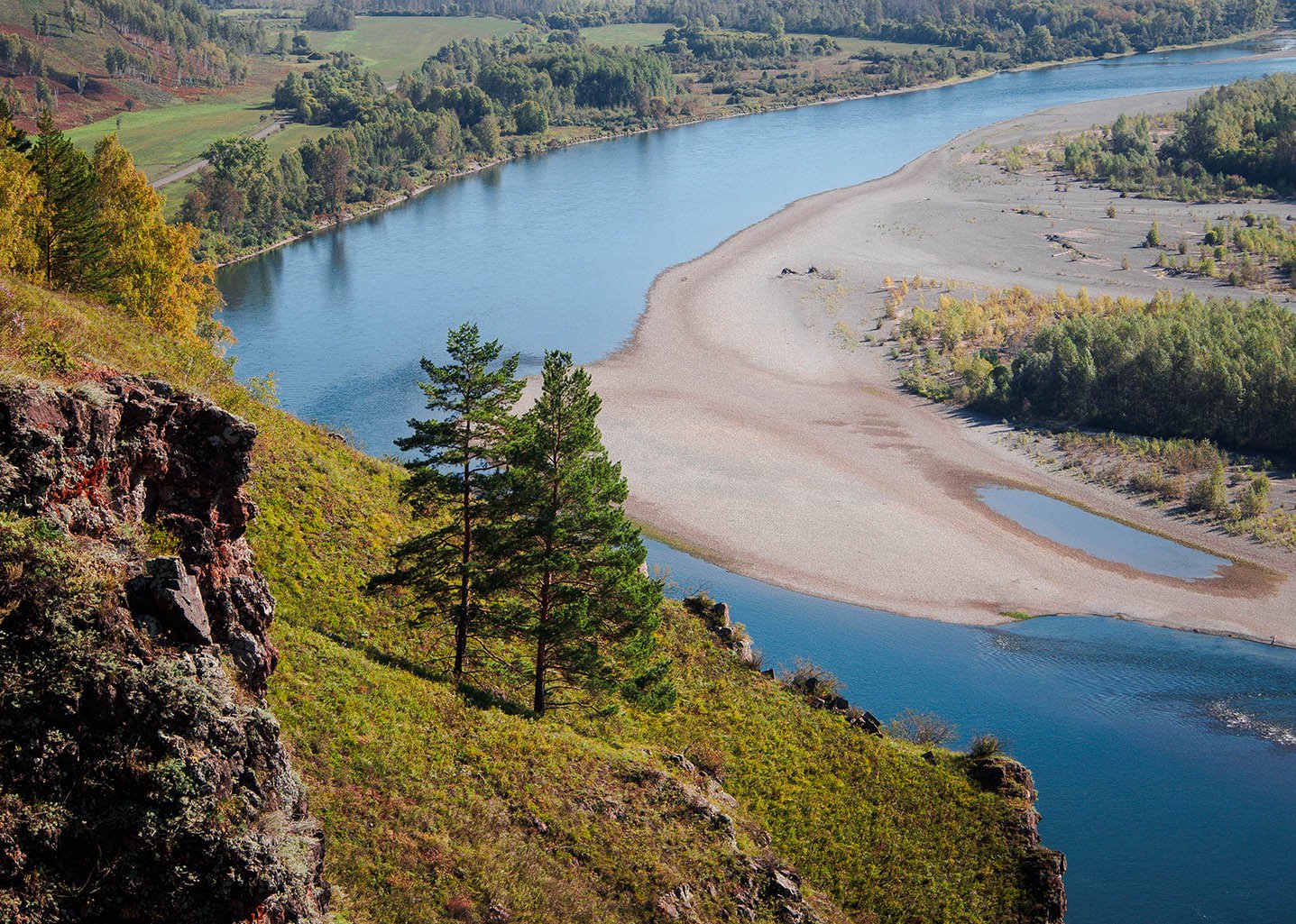 Над изгибом реки