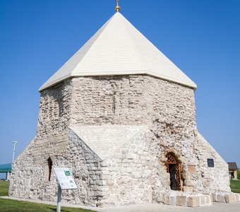 Восточный мавзолей - усыпальница булгарской знати.