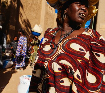 На рынке в Дженне, Мали