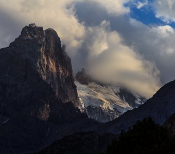 Вид на вершину горы Адамташ из альплагеря "Вертикаль-Алаудин"