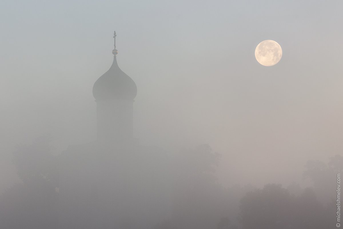 Пелена на небе. Церковь Покрова на Нерли в тумане. Храм Покрова на Нерли туман. Купола в тумане. Храм Покрова на Нерли в розовом тумане.