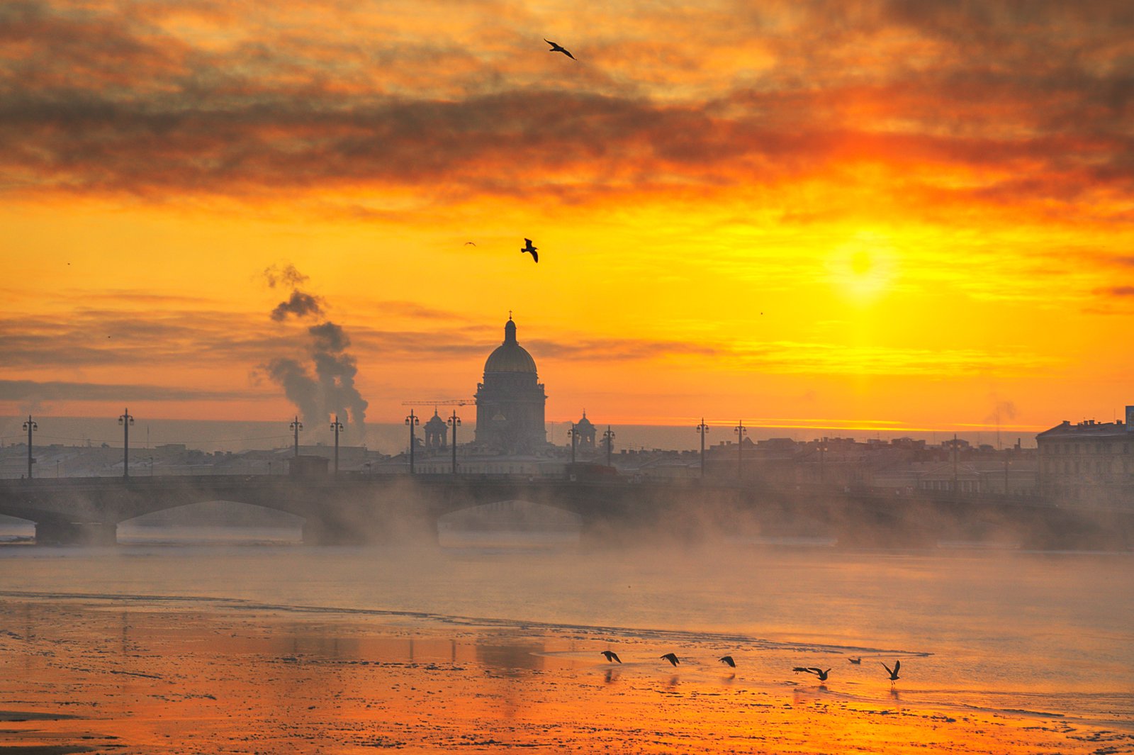 Закат солнца в петербурге. Санкт-Петербург Восход на Неве. Фотограф Гордеев рассвет в Питере.