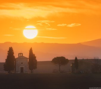 Италия. Тоскана. Часовня Madonna di Vitaleta на восходе солнца