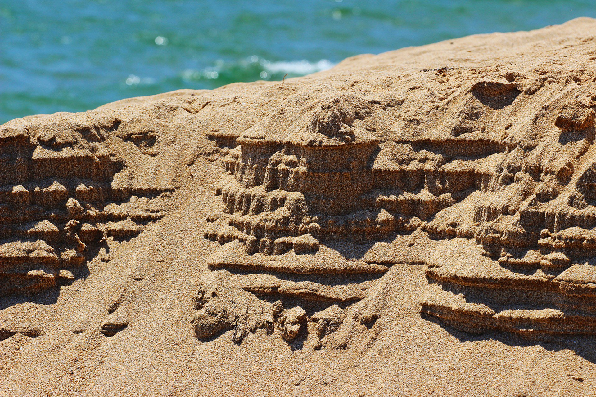 Замок из песка на берегу Японского моря