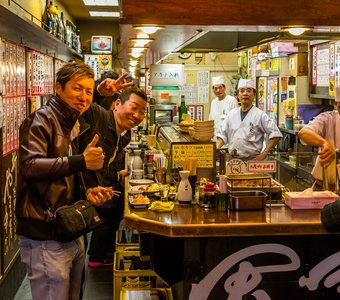 Приветливые японцы в суши-баре