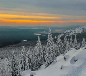 Вечерний вид на Национальный парк Таганай и Златоуст