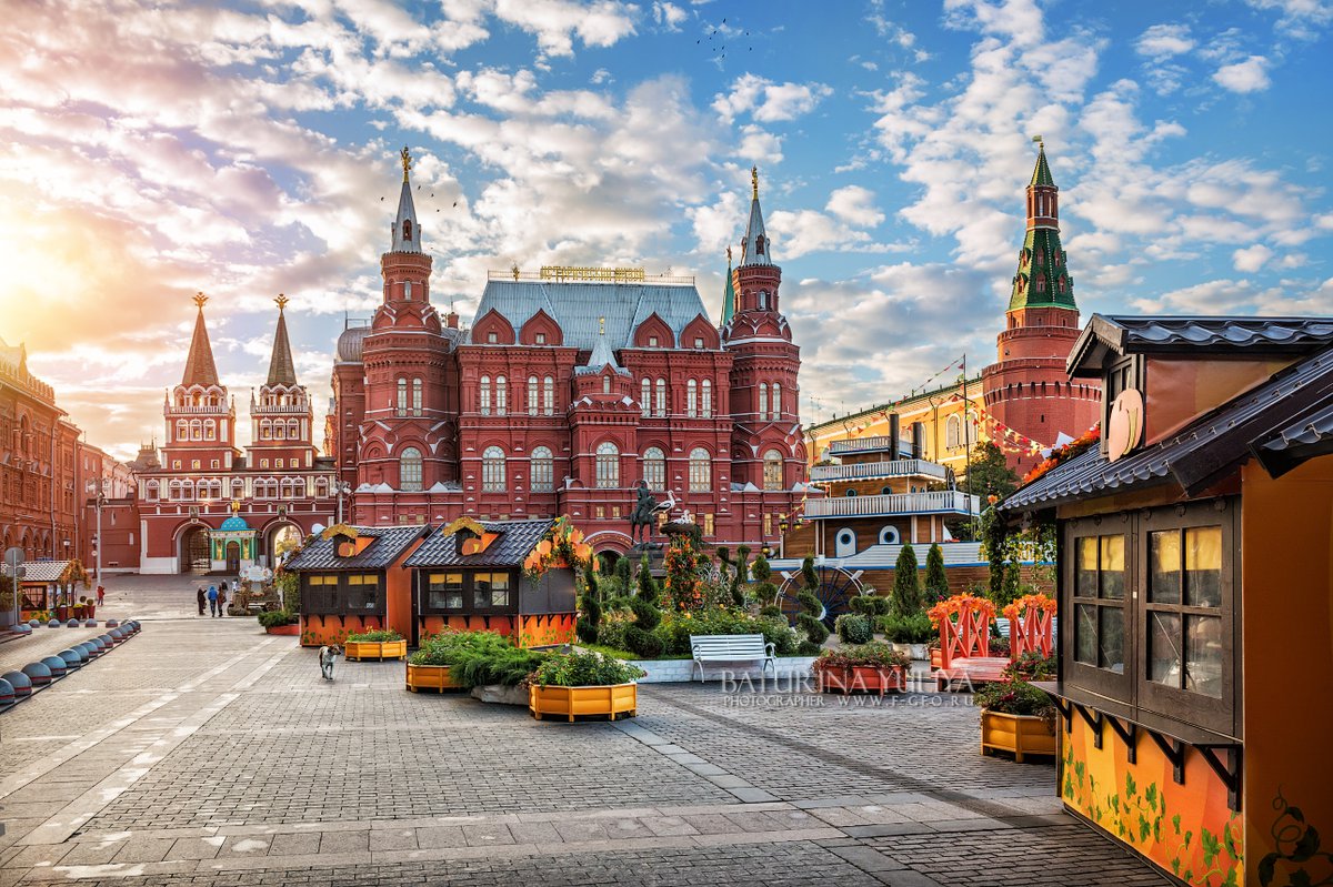 Тур в москву на 3 дня. Манежная площадь достопримечательности. Манежная площадь Москва осенние. Москва красная площадь осенью. Манежная площадь осенью.