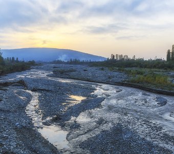 Русло реки на закате дня.Азербайджан