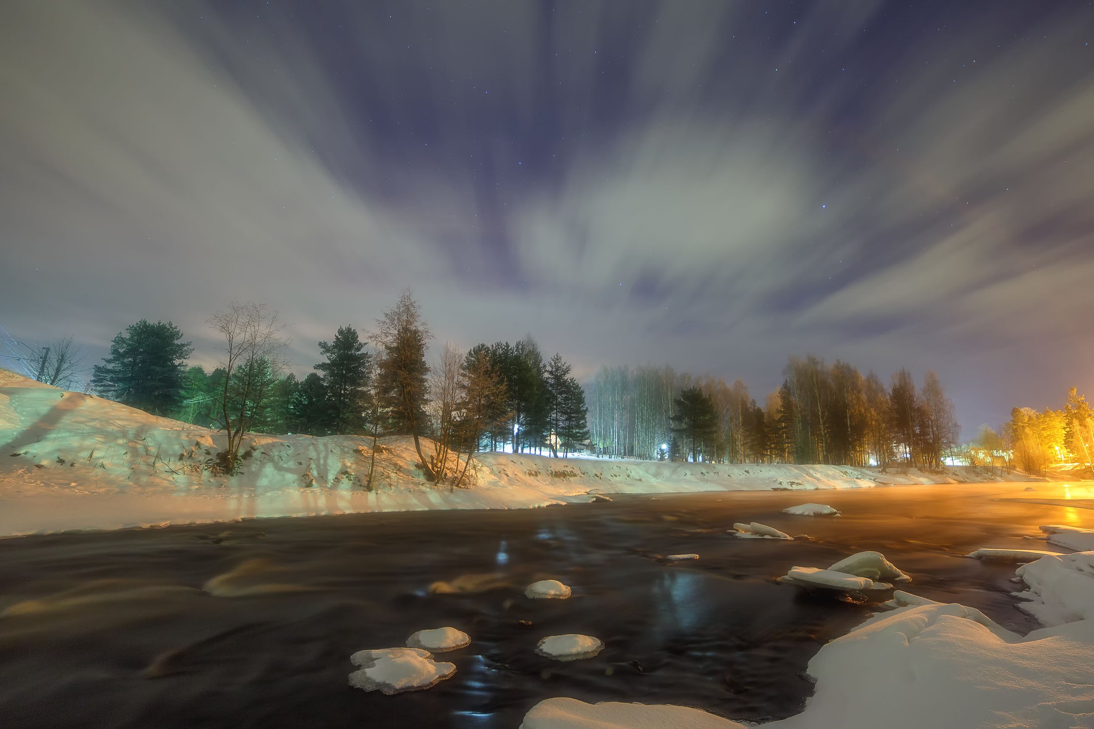 Фантастическая динамика двух стихий: неба и реки.