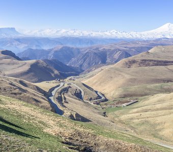 Дорога на Джылы-Су и вид на Эльбрус