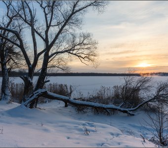 Рассвет на зимнем озере