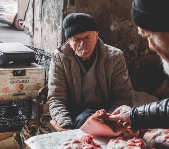 Продавец мяса на Дезертирском рынке, Тбилиси, Грузия